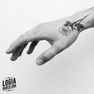 Tatuajes pequeños hombre - Rosa en la mano - Logia Barcelona 